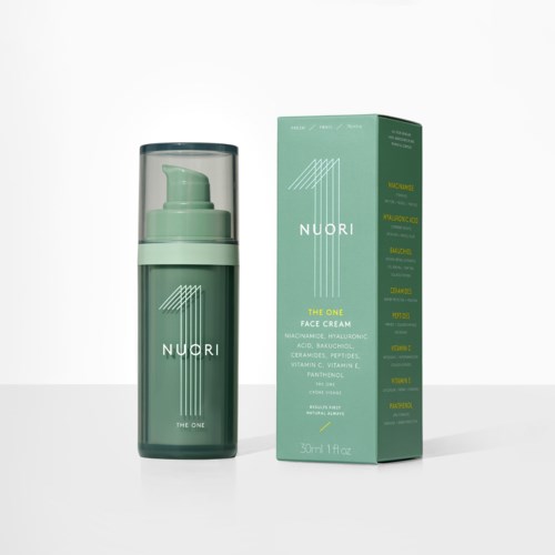 Eine grüne Flasche und eine Box für eine Gesichtscreme namens NUORI, mit Pumpe auf der Flasche und Produktdetails auf der Box.