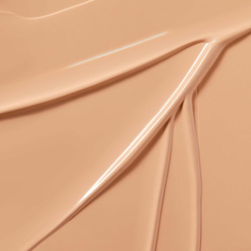 Glatt beige stoff med blank, flytende folder og lette folder.
