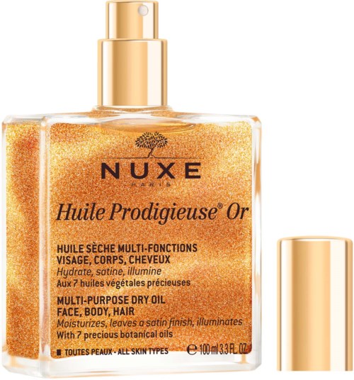 Eine klare Flasche mit goldener Flüssigkeit, goldenem Sprühkopf und schwarzem sowie goldenem Text, der Haut- und Haaröl bewirbt.