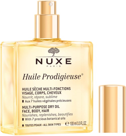 Eine klare Flasche mit goldener Pumpe enthält Nuxe Huile Prodigieuse Trockenöl mit botanischen Inhaltsstoffen. Für Gesicht, Körper, Haare.