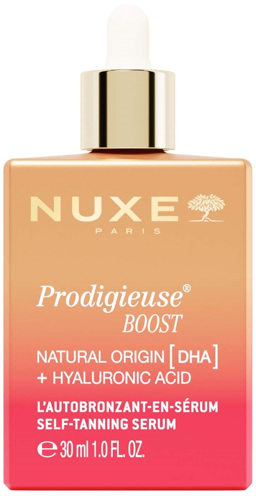 Een huidverzorgingsserumfles met pipet, labeled Nuxe Prodigieuse Boost, bevat ingrediënten zoals DHA en hyaluronzuur.