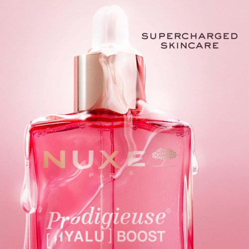 En rosa flaska med hudvårdsprodukt som heter NUXE Prodigieuse Hyalu Boost med en silverlock och smältande design.