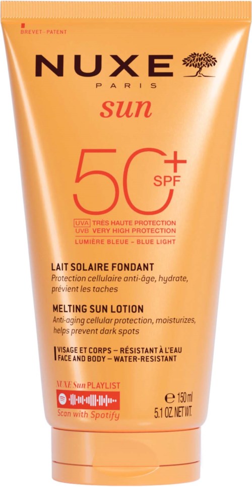 Vaaleoranainen aurinkovoide putki mustalla ja punaisella tekstillä, SPF 50+ korkeaan auringonsuojaukseen.