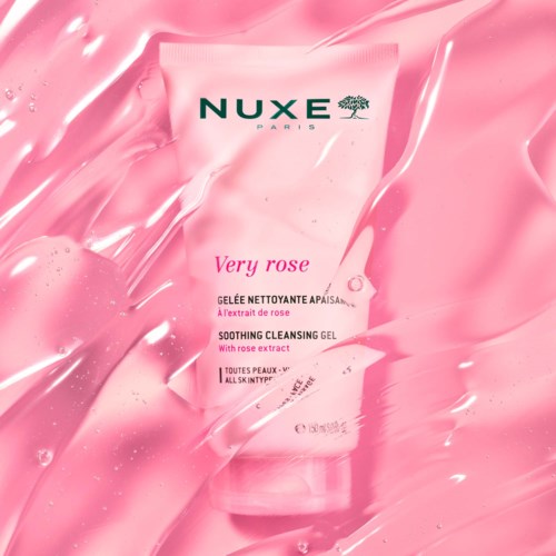 Nuxe Paris Very Rose puhdistusgeeli ruusuvedellä, kaikki ihotyypit, vaaleanpunaisella taustalla.