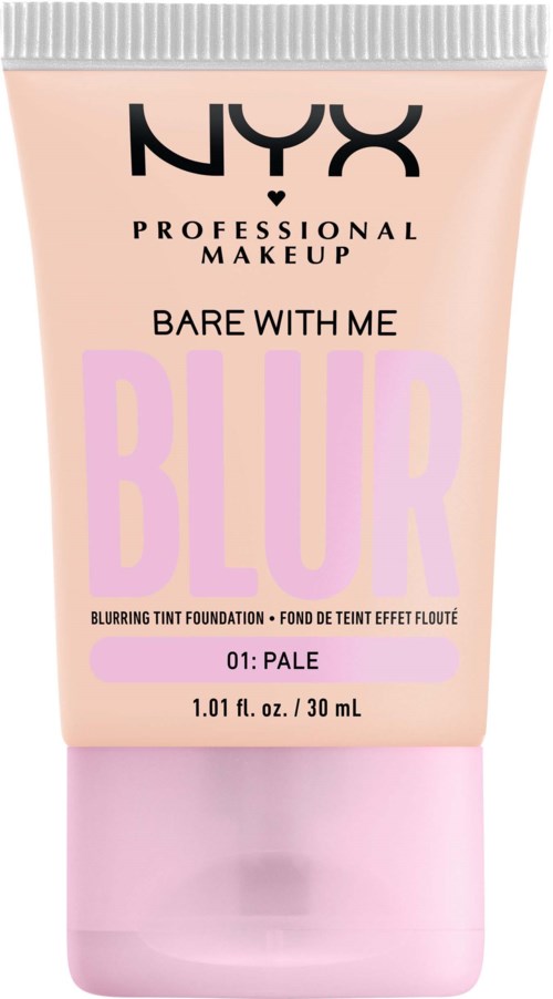 En flaska av NYX Blur foundation, märkt 'Bare With Me' i nyansen 'Pale', med svart och rosa text, och en rosa topp.