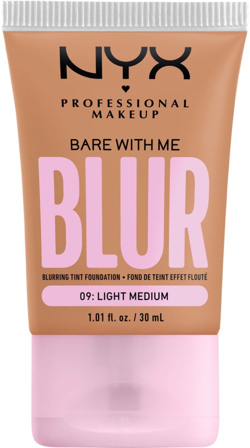 En tub med NYX Blur foundation i ljus medel nyans, med rosa och persika färger, och text som beskriver produkten.