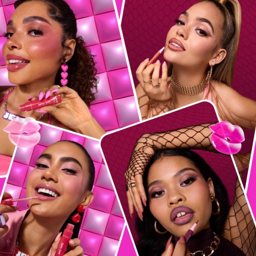 Vier vrouwen met make-up poseren voor roze achtergronden, houden lippenstift vast, dragen modieuze kleren en accessoires.