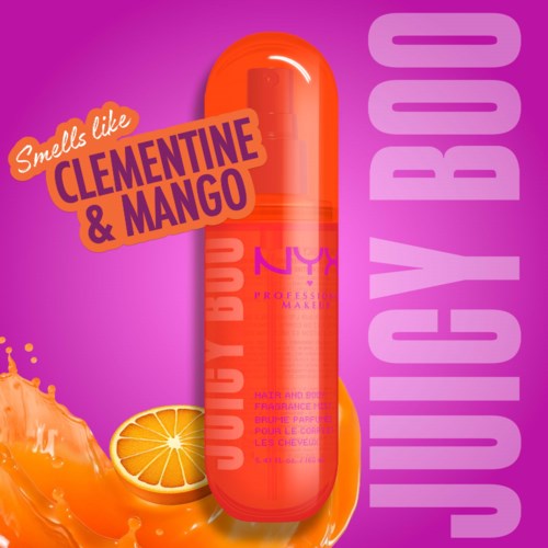 Eine leuchtend orangefarbene Spraydose mit Text zu Duft und Fruchtgeschmack, umgeben von Citrusfruchtsäften und Fruchtscheiben.