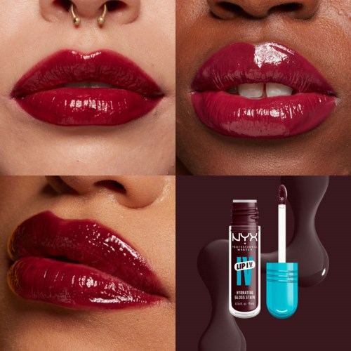 Nahaufnahme von Lippen mit glänzender roter Lippenstift und Lippenpflege in blauer Verpackung.