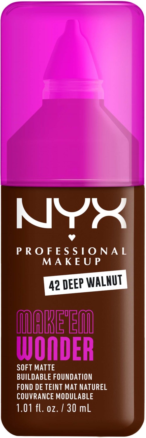 Makeup-Flasche mit pinkem Deckel, braunem Inhalt und weißer, lila und pinker Schrift. Es steht NYX, Makeup, und 'Make 'Em Wonder'.