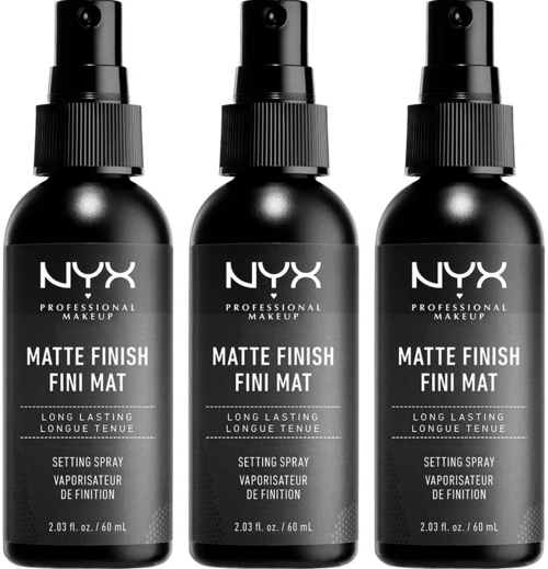 Drie zwarte NYX setting sprays met matte finish, etikettering als langdurig en geschikt voor make-up.