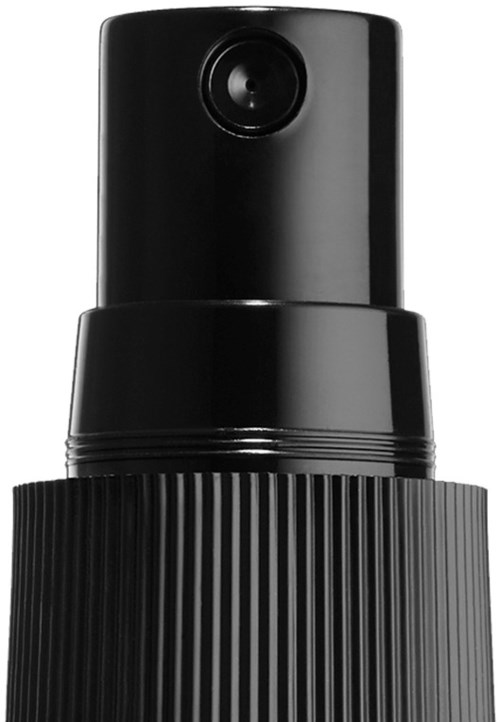 Eine schwarze Sprühflasche mit geriffeltem Körper und Sprühkopf an der Oberseite.