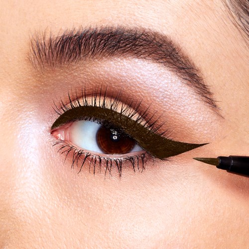 Närbild av ett öga med makeup, inklusive eyelinerritning på den nedre ögonlocket.
