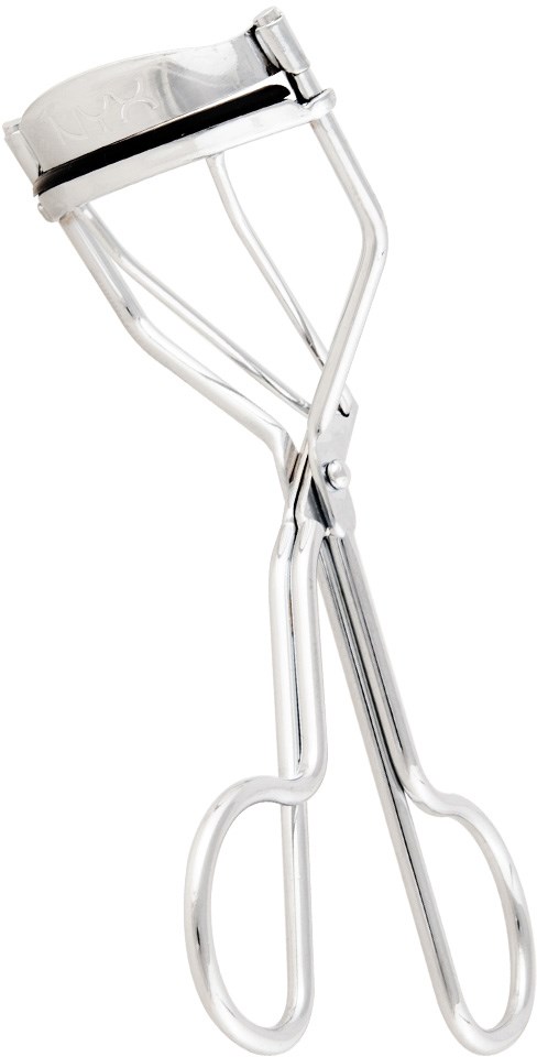 Een metalen oogscheermesje met witte padding en zwart band, gebruikt om wimpers te krullen.