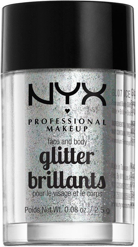En tydlig behållare av NYX-glittermakup med svart lock, märkt för ansikte och kropp, innehållande silverglitter.