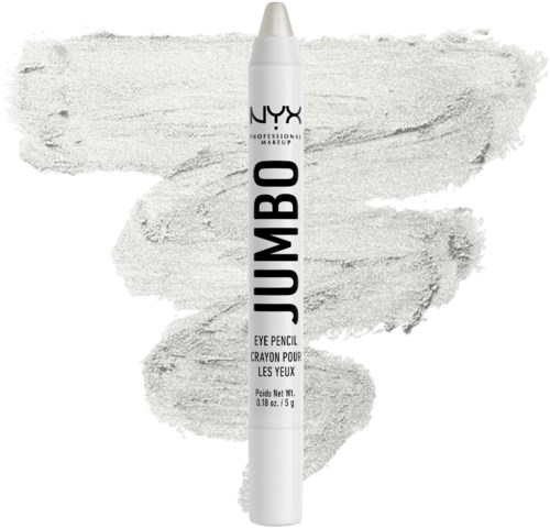Witte NYX Jumbo Eye Pencil met zwarte tekst en witte oogmake-up achtergrond.