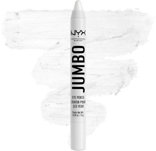 Witte NYX Jumbo oogpotlood met zwarte tekst, staand tegen een witte geschilderde achtergrond.