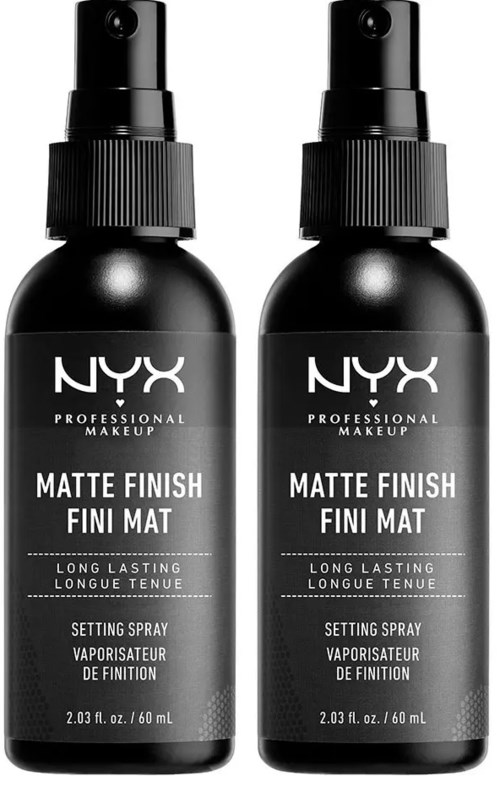 Twee zwarte flessen NYX matte finish setting spray met spraydoppen, gemerkt voor langdurige make-up.