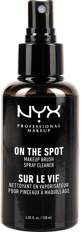 En svart sprayflaske med pumpe, merket 'NYX Professional Makeup' og 'On The Spot' for rengjøring av sminkebørster.
