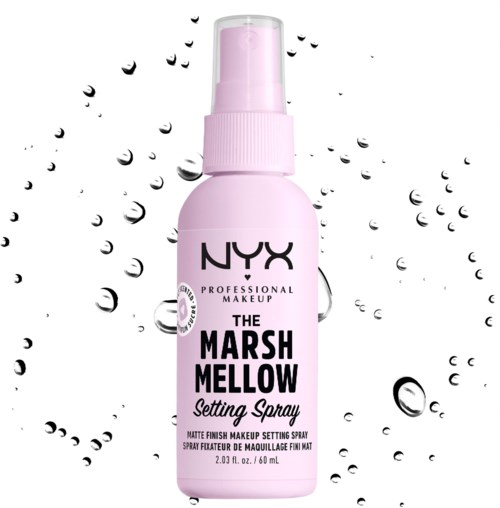 Een roze NYX spuitfles met label 'The Marsh Mellow Setting Spray' met waterdruppels en bellen eromheen.