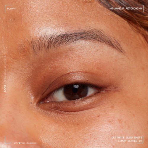 Närbild av ett persons öga med minimalistisk makeup, visar naturlig hud och ögonbryn.