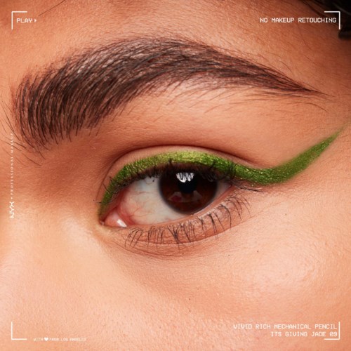 Nærbilde av et øye med grønn eyeliner og naturlig øyenbryn, som legger vekt på sminke og øyezy.