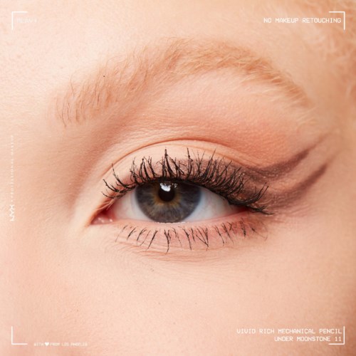 Nahaufnahme eines Auges mit Make-up, langen Wimpern und heller Haut. Keine Make-up oder Retuschierung.