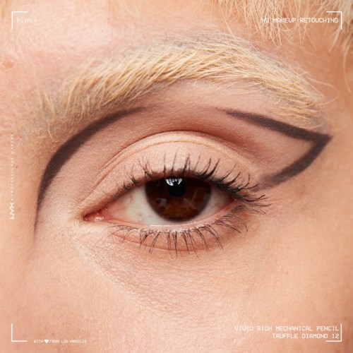 Nærbilde av en persons øye med fet svart øyesminke og en spiss eyeliner.