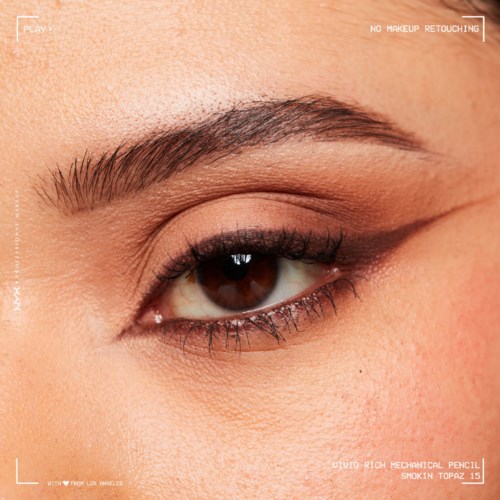 Close-up van iemands oog met wenkbrauw, wimpers en deel van de huid eromheen.