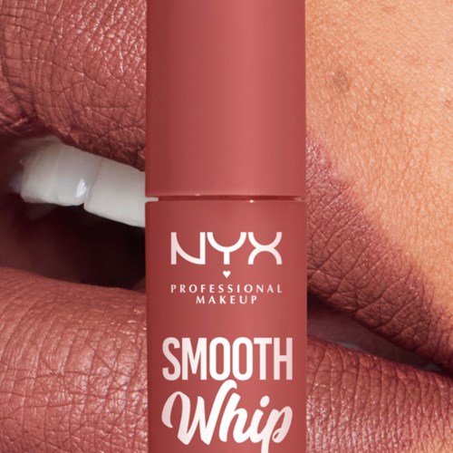 Close-up van lippen met naked lipstick en NYX Smooth Whip make-upproduct in het midden.