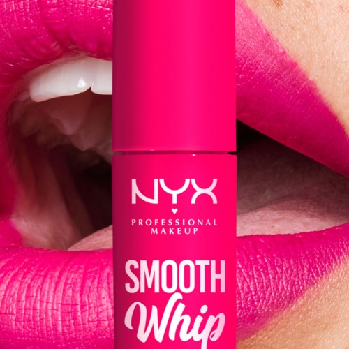Hellrosa Lippenstift wird auf Lippen aufgetragen, NYX Lippenstift in der Mitte, Nahaufnahme.