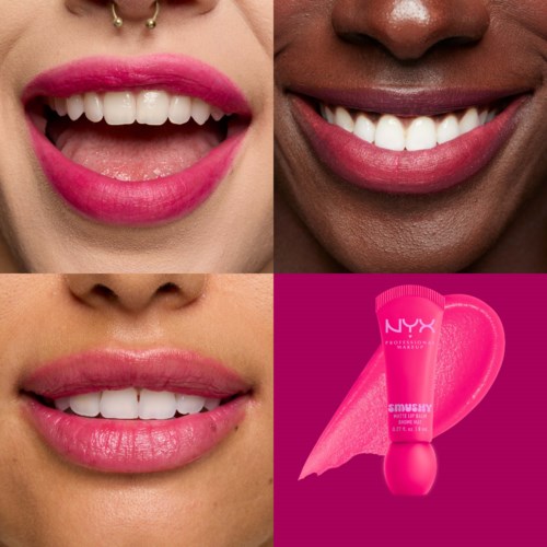 Drei lachende Lippen mit rosa Lippenstift und einer rosa Lippenbalsam Tube auf lila Hintergrund.