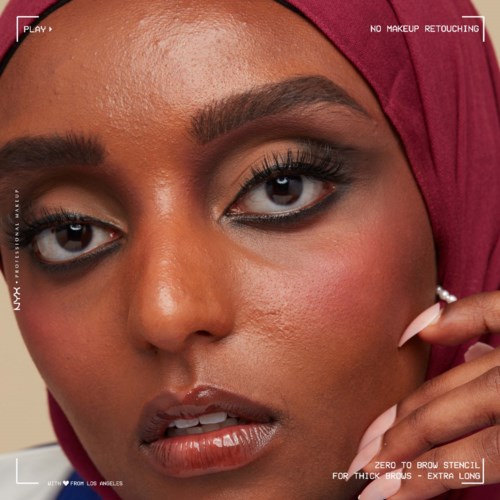 Close-up van een vrouw met make-up, draag een roze hoofddoek, toont haar gezicht en hand met gelakte nagels.
