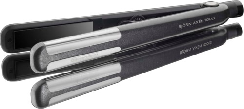 Drie platte metalen gereedschappen met afgeronde uiteinden, gemarkeerd "BJØRN AXÉN TOOLS", liggen op een zwarte ondergrond.