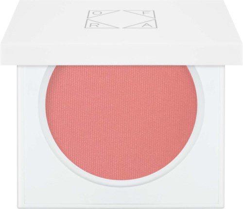 Een ronde, roze blush in een wit doosje met een wit deksel met een geometrisch ontwerp.