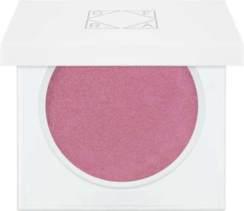 Roze blush in ronde vorm in een witte compacts, gedeeltelijk bedekt door een witte deksel.