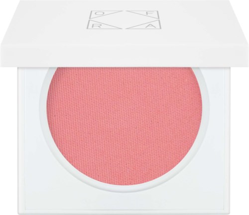 Een ronde roze blush-compact in een witte hoes met een skateboardlogo op het deksel.