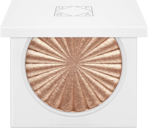 Een glanzende highlighter in een witte compact met patroon en eenvoudig logo op deksel.