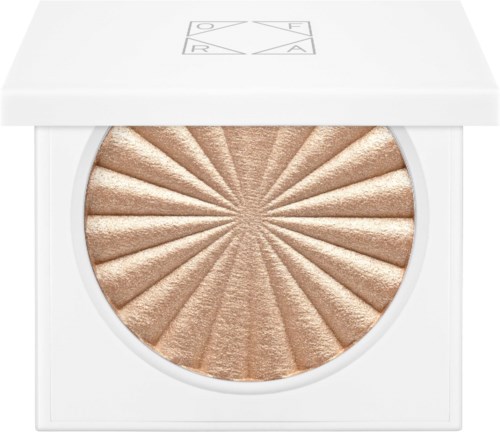 Een compacte make-up met een waaier van glanzende beige tinten in een wit cube.