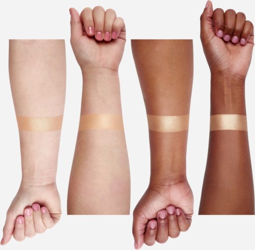 Vier armen met verschillende huidskleuren hebben beige make-upproeven op hun polsen.