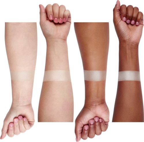 Vier armen met verschillende huidkleuren, allemaal met verband rond de onderarm.