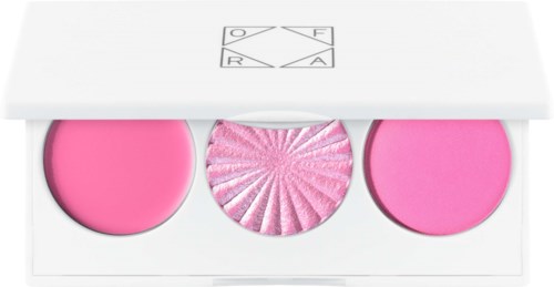 Drie roze blushes in een wit doosje, met een glanzende poeder in het midden.