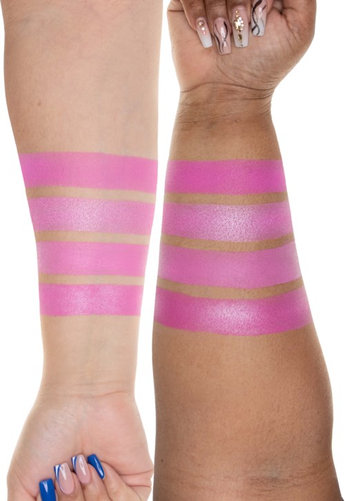 Twee armen met roze en beige banden of verf in horizontale strepen.