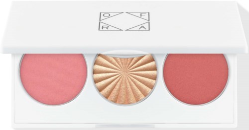 Een make-up palet met drie ronde blush- of oogschaduwkleuren en een centrale gouden highlighter.