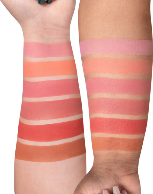 Twee armen met strepen in verschillende roze en oranje tinten, huid zichtbaar tussen de kleuren.