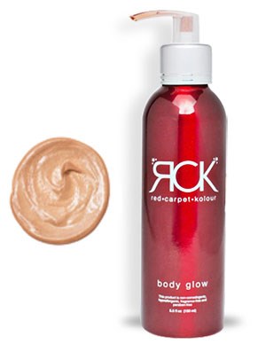 En röd flaska med pump och vit etikett, kallad 'body glow', med en beige kräm bredvid.
