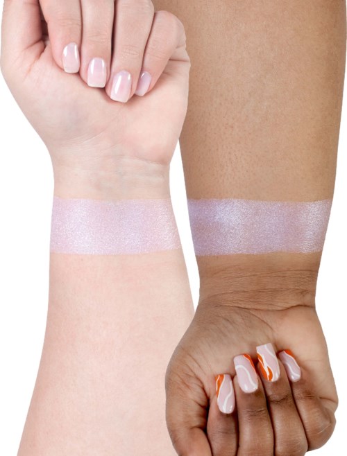 Twee handen met verschillende huidskleuren tonen glitzerende witte banden op polsen. Eén hand heeft nagels met oranje en witte ontwerpen.