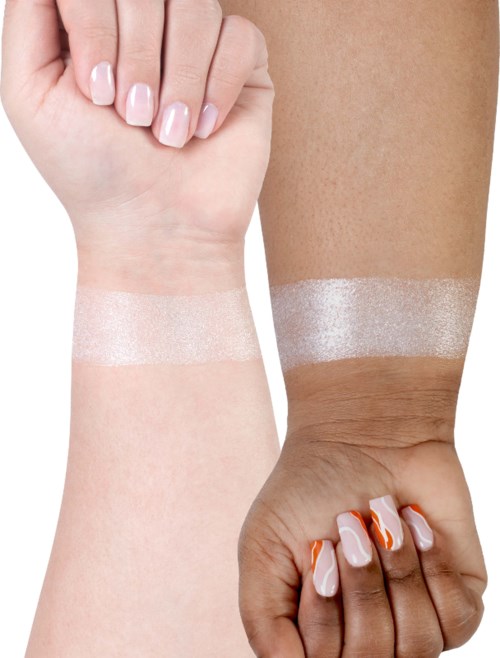 Twee armen met metallische en witte tijdelijke tatoeages nabij de polsen. Eén hand heeft geverfde nagels met oranje en witte ontwerpen.