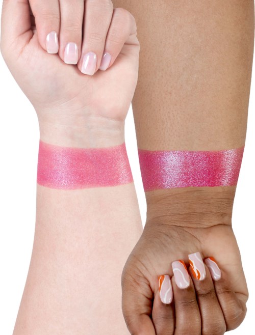 Twee handen met roze glitterbands om de polsen, een lichtehuidig en een donkerhuidig, tonen verschillende nagelstijlen.