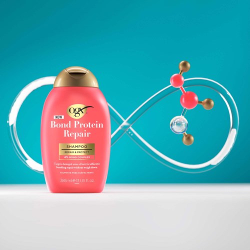 Een roze shampoofles met label "Bond Protein Repair" en een molecuulmodel met een lusvormige witte lijn op de achtergrond.
